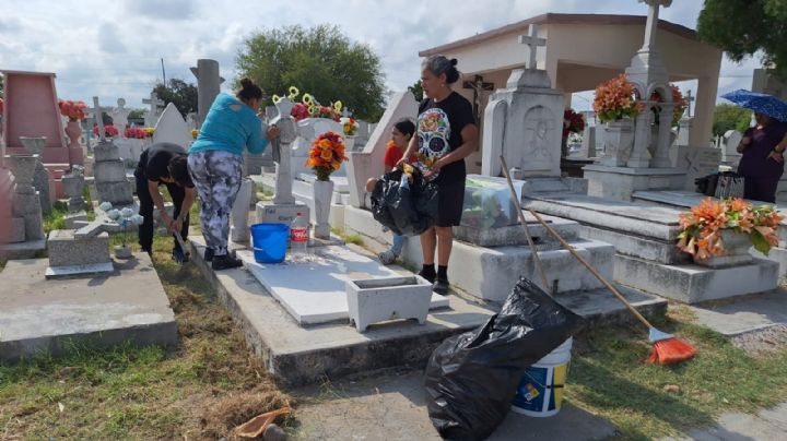 Honran familias de Nuevo Laredo a sus fieles difuntos