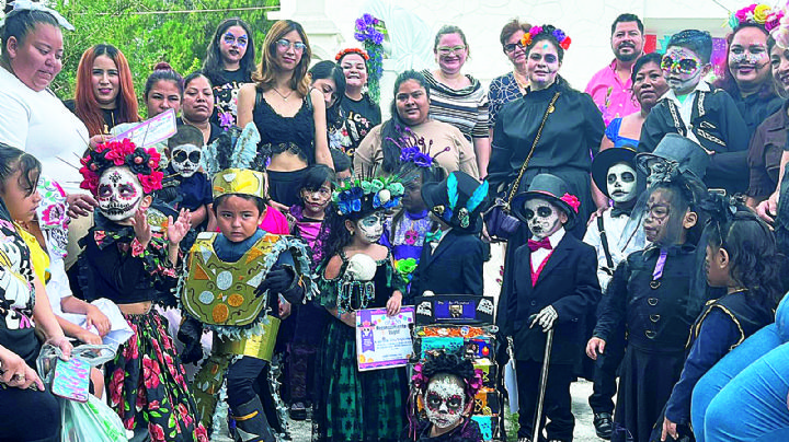 Recuerdan alumnos con altar a benefactor