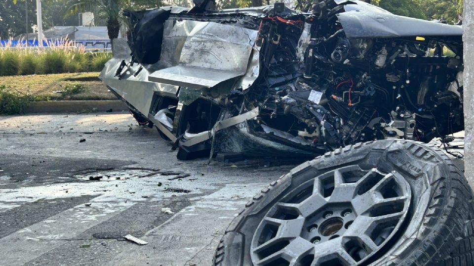 La camioneta quedó totalmente destruida.