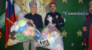 Recibe policía de Laredo juguetes del Sheriff del Condado de Webb para niños vulnerables