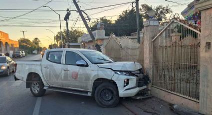 Estrella coche de su empresa en poste de Telmex y barandal de una casa; andaba tomado