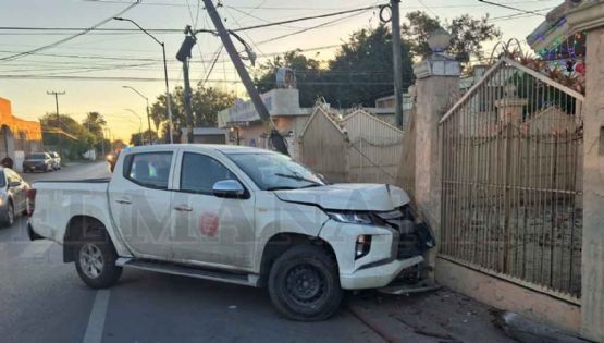 Estrella coche de su empresa en poste de Telmex y barandal de una casa; andaba tomado