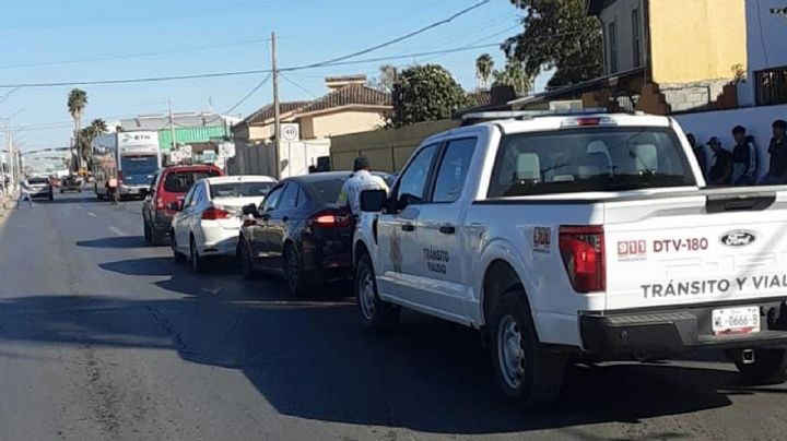 Por no medir distancia, jovencito choca en la César López de Lara; deberá pagar daños