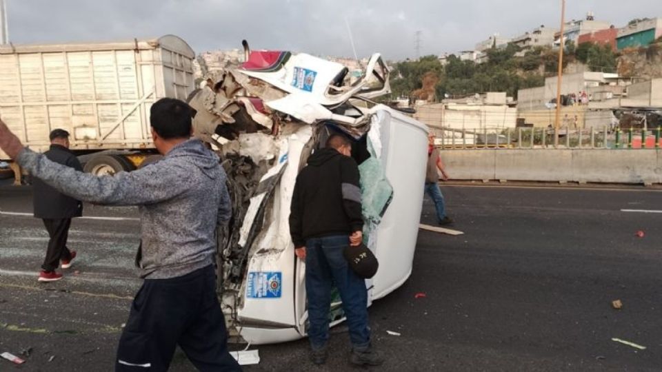 El exceso de velocidad fueron los causantes en este choque por alcance entre la combi y un tráiler de doble remolque