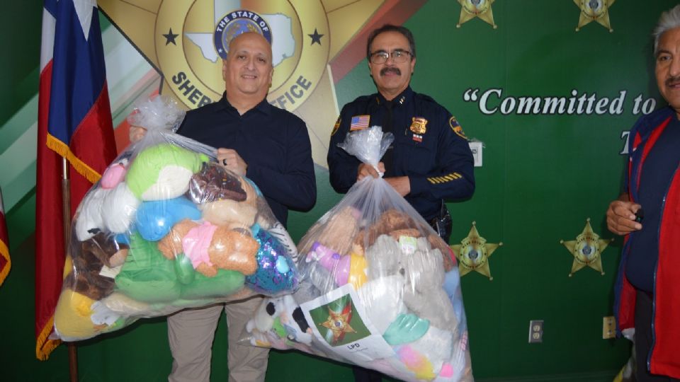 René Alvarado y Joe Baeza Portavoz de la Policía de Laredo recibieron decenas de ositos de peluche