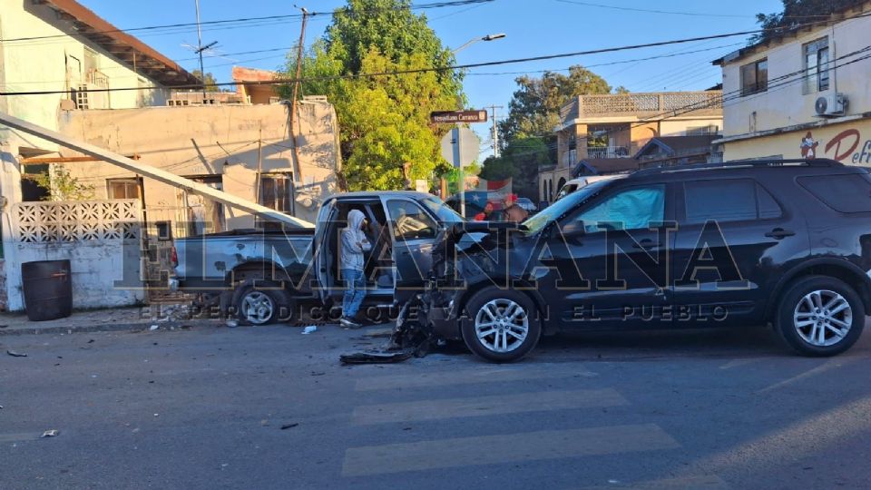 Los vehículos tumbaron la barda de una vivienda.