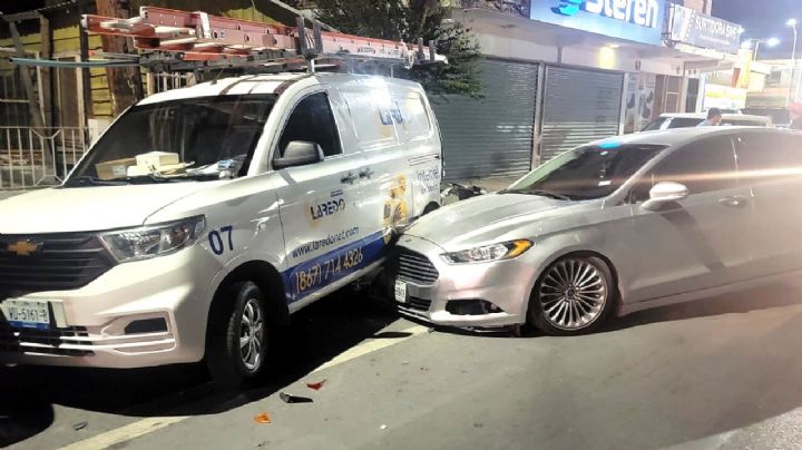 Joven ebrio choca contra camioneta en la Vicente Guerrero; sus papás pagan los daños