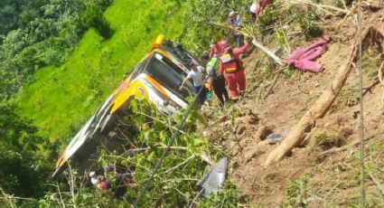 Autobús escolar cae al precipicio; hay 12 muertos, entre estudiantes y padres de familia