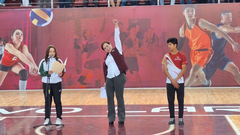 Carmen Lilia, alcaldesa de Nuevo Laredo, en compañía de destacados atletas de la ciudad.