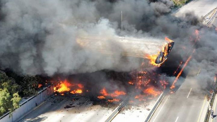 Pipa de PEMEX choca contra caseta de cobro y estalla; el lugar se vuelve un infierno | VIDEO