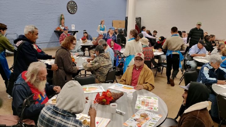 Bethany House lleva esperanza a más de 500 personas con cena de Acción de Gracias