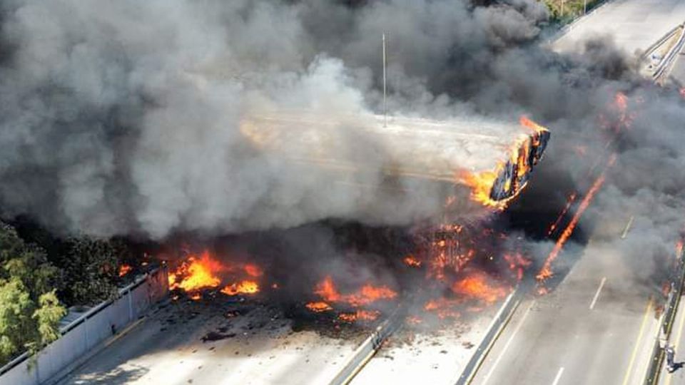 Las llamas consumieron la caseta junto con el camión.
