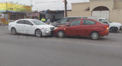 Jovencita ebria ocasiona choque por viajar en contra en la avenida Eva Sámano