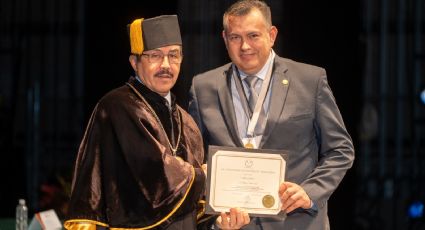 Entrega rector el premio Investigación de Excelencia a profesor de la FIC-UAT