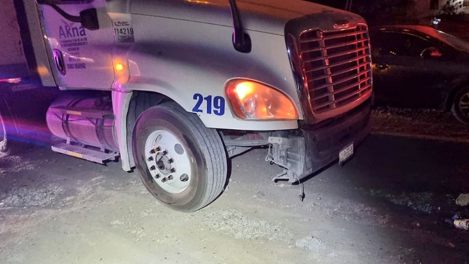 El camión terminó con daños en el frente.