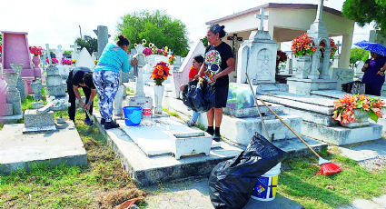 Reviven panteones en Día de Muertos en Nuevo Laredo