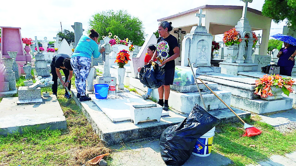 Limpiar las tumbas, una manera de rendir homenaje a sus difuntos.