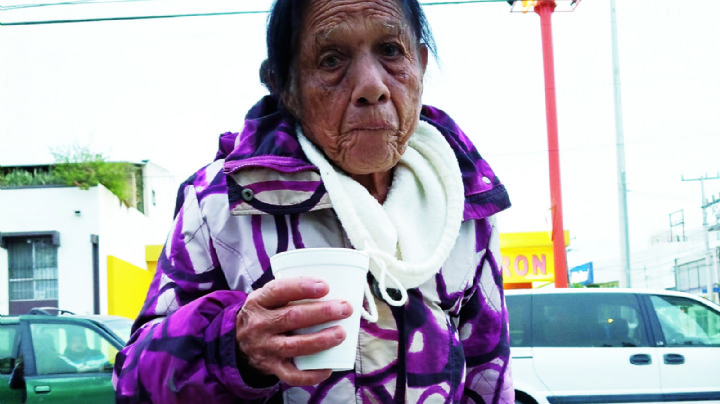 Entregan amor y alimento: sirven más de 150 platillos de pavo en Plaza Insurgentes