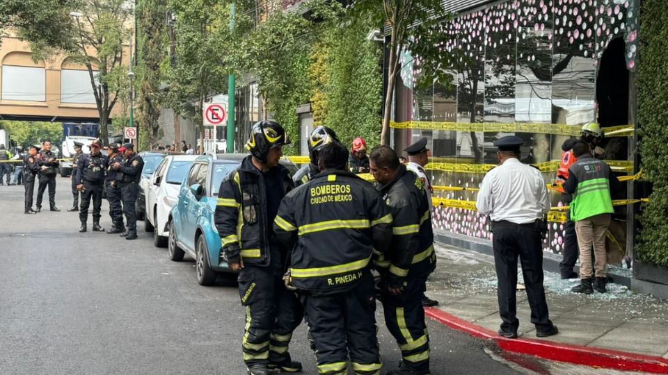 La acumulación de solventes y un corto circuito provocó una fuerte explosión dentro de una plaza comercial