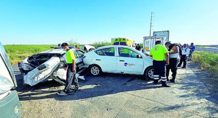 Tráiler se queda sin frenos y destroza cuatro vehículos en el Libramiento Mex 2