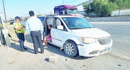 Como si fuera boliche, se lleva poste y señalamiento con su vagoneta en la carretera al Aeropuerto