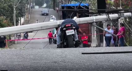 ¡Tragedia!: tráiler derriba poste de luz y le cae encima a motociclista | VIDEO