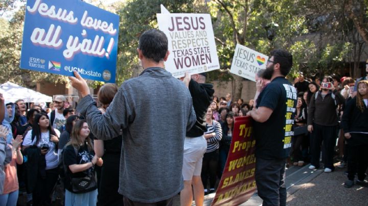 Mensajes de odio en protesta generan rechazo y movilización estudiantil en Texas State