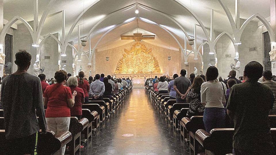 Los presentes escucharon con atención las lecturas, el evangelio y la homilía.