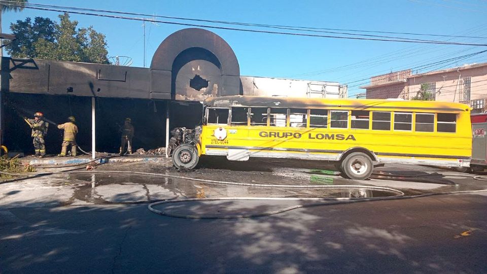 El depósito quedó consumido en su totalidad, mientras que el camión toda la parte de frente