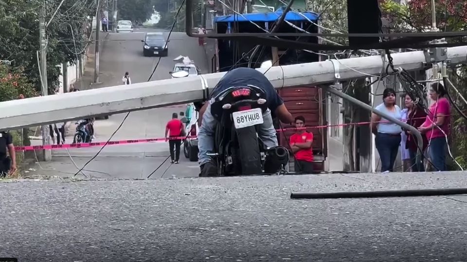 El motociclista perdió la via al instante.