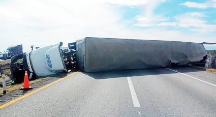 Reportan autopista Nuevo Laredo-Monterrey cerrada por un tráiler volcado que quedó atravesado