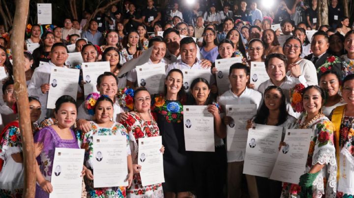 Claudia Sheinbaum entrega 117 títulos en Yucatán y destaca la transformación educativa en el país