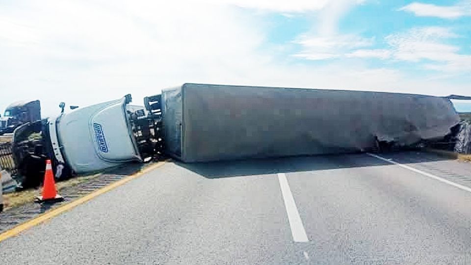 El tráiler bloquea los carriles de orillas a orilla