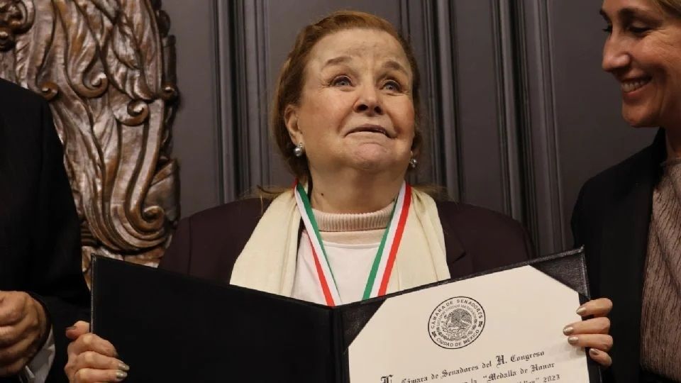 Ninfa Deándar Martínez recibió la Medalla Belisario Domínguez.