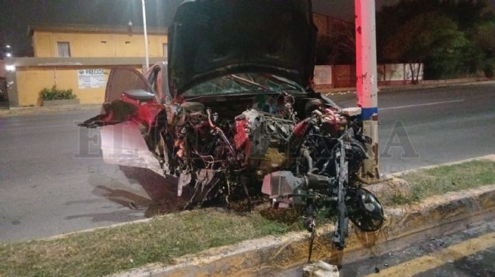 Conductor sufre aparatoso accidente en Avenida Reforma; se salvó de puro milagro