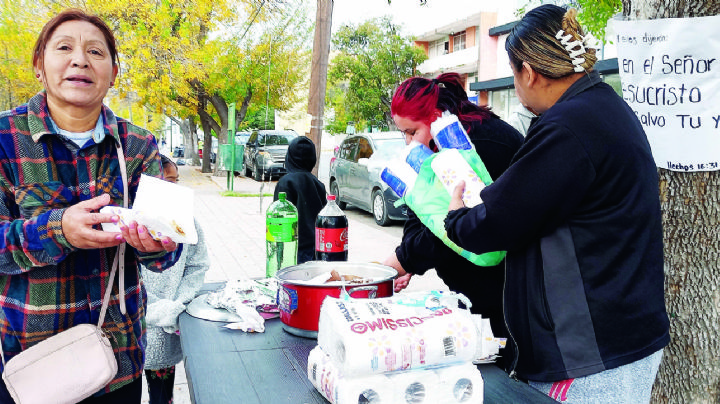 Le regala comida a los más necesitados en Nuevo Laredo