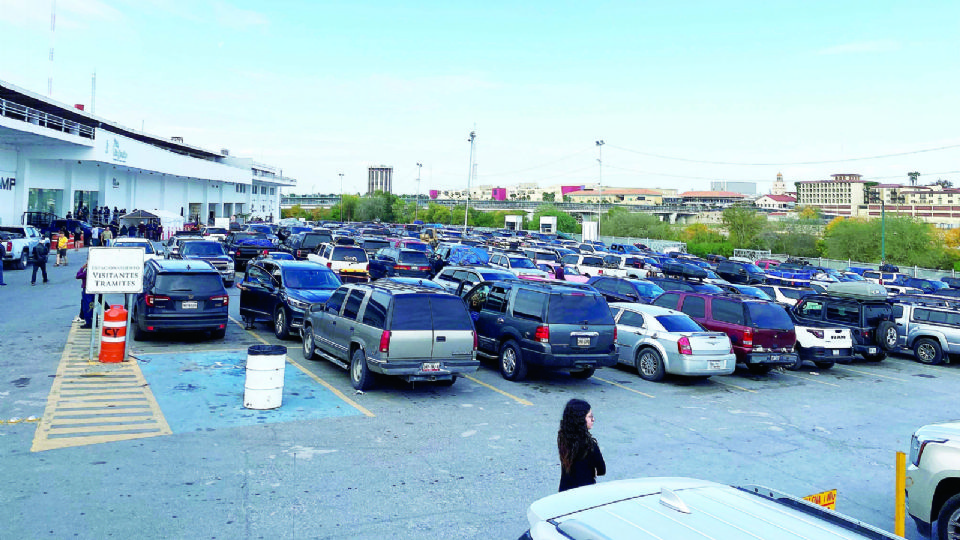 Paisanos pasan por Nuevo Laredo.