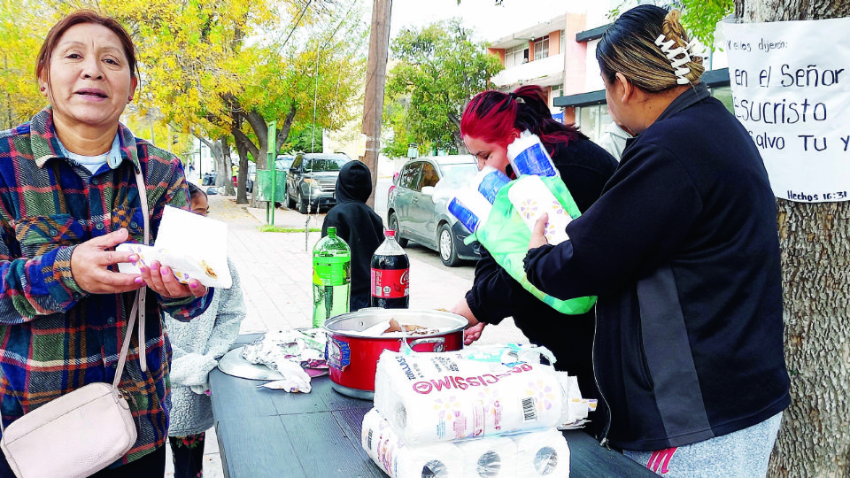 La señora Severa Duarte Sánchez lloró de la emoción por ayudar a decenas de personas.