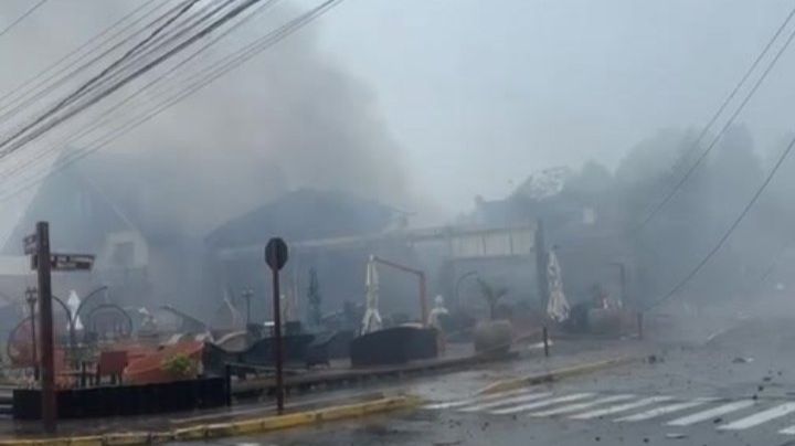 MOMENTO EXACTO en el que avión se estrella en tienda de muebles; hay 9 muertos