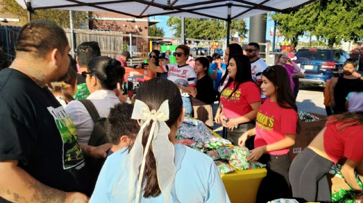 Reponden al Ángel del Árbol de Navidad Toy Giveaway en Laredo