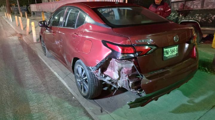 Choque por alcance sacude a conductora de un Nissan; jovencito no pudo frenar su Avenger