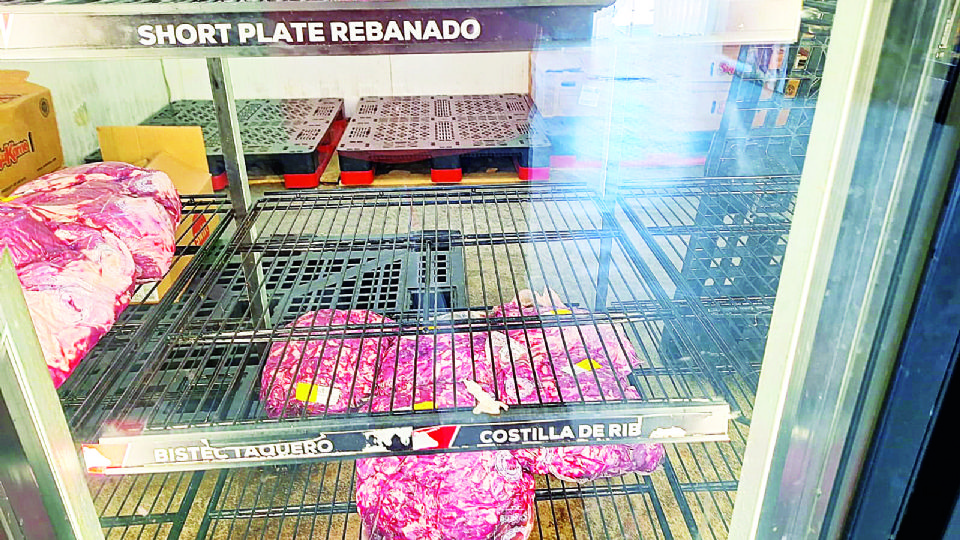 Los refrigeradores de diversos negocios lucieron prácticamente vacíos.
