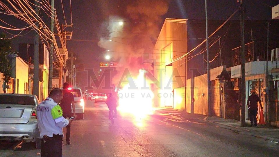 Las intensas llamas acabaron con la unidad, misma que fue remolcada cómo pérdida total