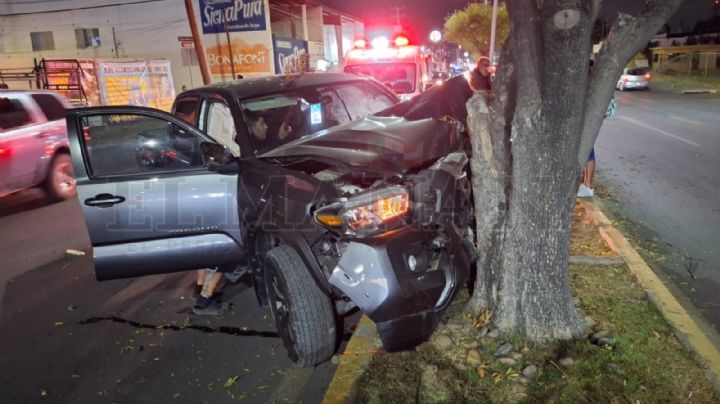 Laredense choca su camioneta en camellón de la Avenida César López de Lara; perdió el control de su unidad