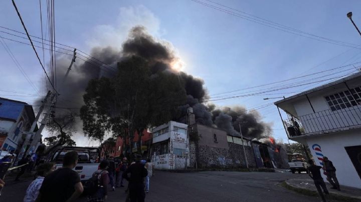 Incendio consume en minutos una empresa recicladora; el humo se vio a kilómetros | VIDEO