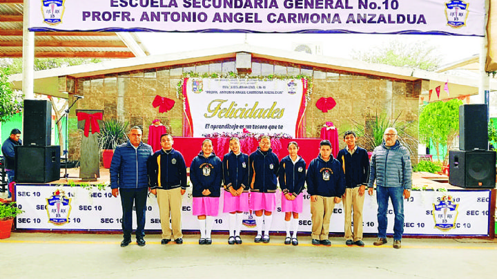 Reconocen a 103 alumnos por altas calificaciones