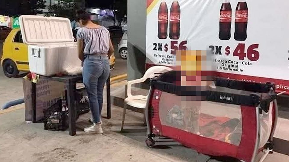 Mujer se lleva a su bebé a su pueto ambulante