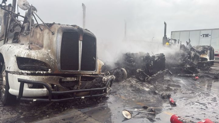Nuevo Laredo: voraz incendio reduce a cenizas a 4 tráileres cerca de la Carretera Nacional