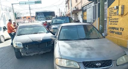 Nuevo Laredo: Mujer causa aparatoso choque de seis por no tener cuidado