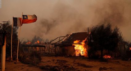 Mujer llora de emoción al llegar rescatistas mexicanos a Chile para combatir los incendios | VIDEO